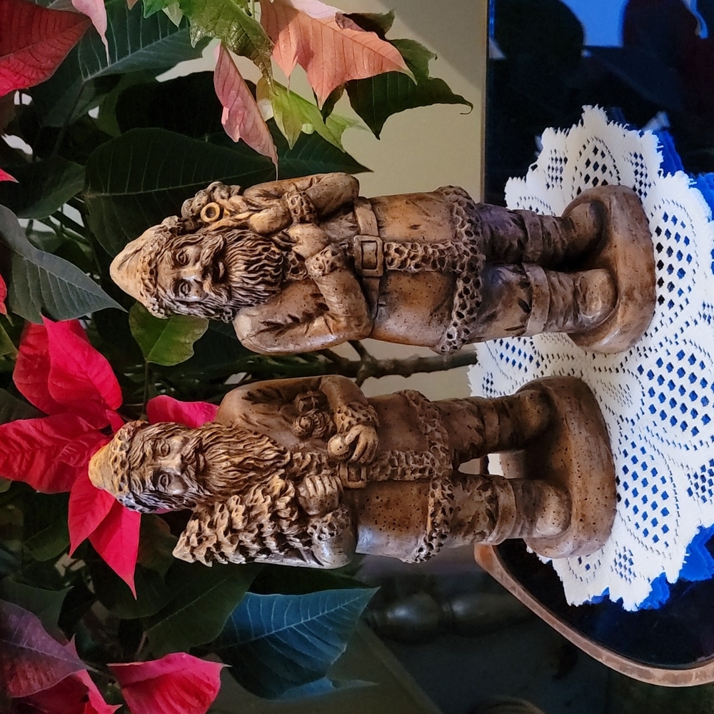 Santa figurines woodlike